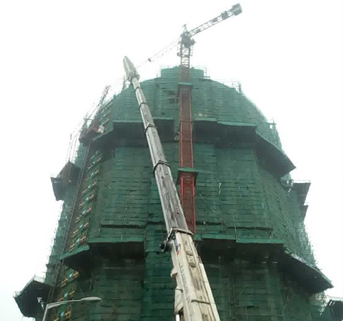 渠县吊车在工地上作业